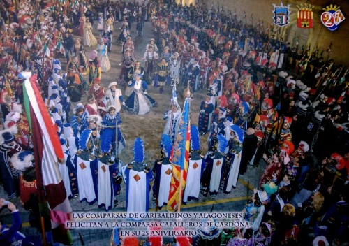 Fotografía del homenaje realizado por las Comparsas de Garibaldinos y Alagoneses a la Comparsa de Caballeros de Cardona, el 4 de febrero de 2014.
